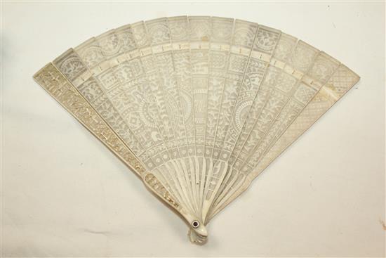 Two Chinese Export brise fans, 19th century, 19cm